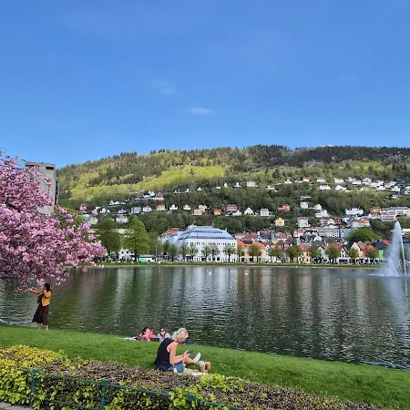 2-roms Med Spektakulaer Utsikt Og Privat Hage דירה