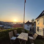 2-roms Med Spektakulaer Utsikt Og Privat Hage Apartment *