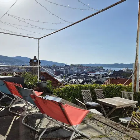 2-roms Med Spektakulaer Utsikt Og Privat Hage דירה *